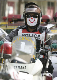smiling_thai_police