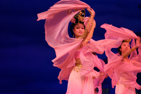 Chinese_women_in_pink,_dancing_(2007-07-05)