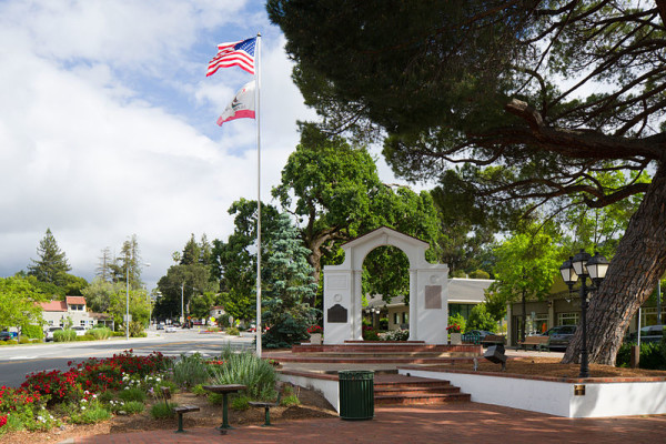 800px-Memorial_Arch_Saratoga_California